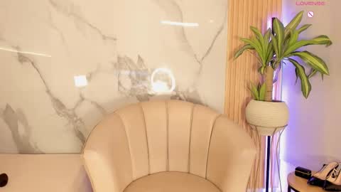   Independent model online show from 01/06/26, 12:20