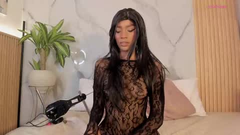   Independent model online show from 04/25/26, 10:18
