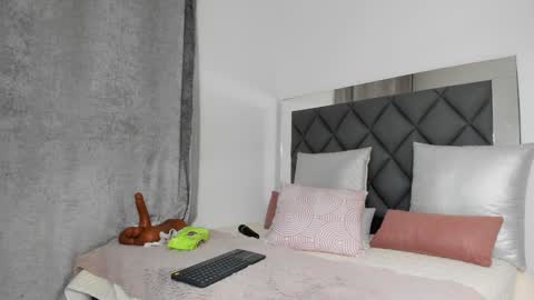   Instagram soygabi g   online show from 02/05/25, 04:37