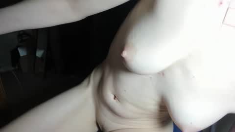 Snapshot of galaxxyrose chatting on 12/19/25, 03:02 GalaxxyRose online show from 12/19/25, 03:02