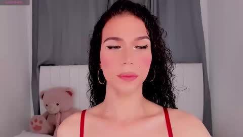 Snapshot of gatitavenecis1 chatting on 09/18/25, 01:24 Vnecis Marn online show from 09/18/25, 01:24