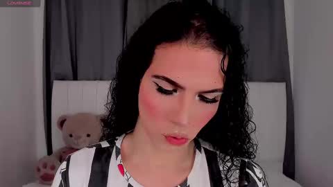 Snapshot of gatitavenecis1 chatting on 09/20/25, 01:23 Vnecis Marn online show from 09/20/25, 01:23