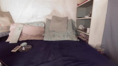 Snapshot of gayrobbin chatting on 10/04/25, 12:03 gayrobbin online show from 10/04/25, 12:03