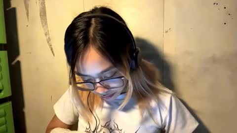 Snapshot of genesistresvant chatting on 12/23/25, 10:24 Yuki online show from 12/23/25, 10:24