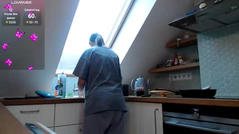 genev__ievee online show from 12/22/25, 10:56