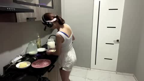 Snapshot of genieflug chatting on 04/10/26, 02:00 Riana online show from 04/10/26, 02:00