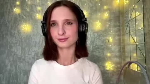 Snapshot of genieflug chatting on 04/12/26, 11:15 Riana online show from 04/12/26, 11:15