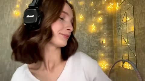 Snapshot of genieflug chatting on 04/13/26, 01:05 Riana online show from 04/13/26, 01:05