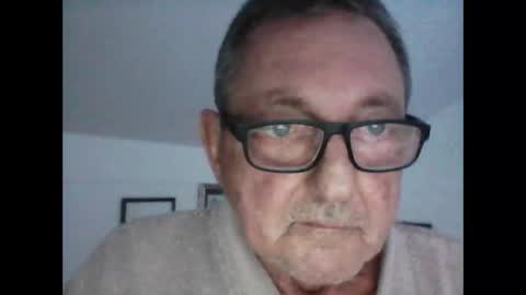 Snapshot of georg1412 chatting on 09/24/25, 04:10 georg1412 online show from 09/24/25, 04:10