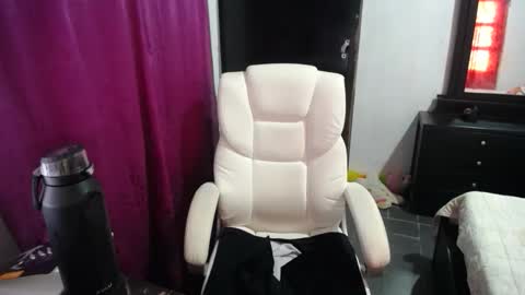 Snapshot of ggemas chatting on 11/21/25, 02:05 ggemas online show from 11/21/25, 02:05