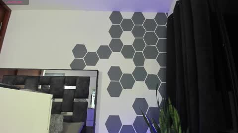 L A U R A online show from 12/21/24, 08:28