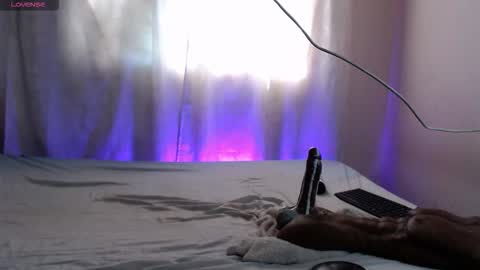 Snapshot of giagh_ chatting on 11/25/25, 01:44 Gia online show from 11/25/25, 01:44