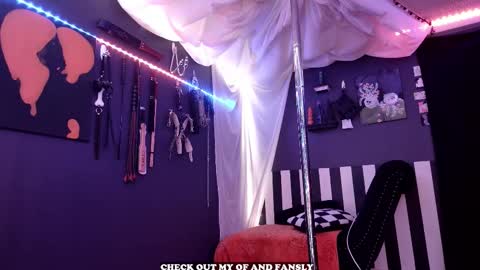 Giggles online show from 12/15/25, 06:23