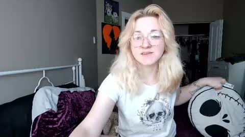 Giggles online show from 06/12/26, 02:32