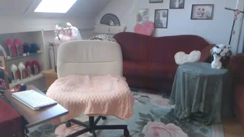 Snapshot of ginablondecam chatting on 06/25/26, 08:30 Gina online show from 06/25/26, 08:30