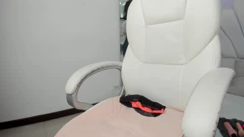 Snapshot of ginebra_ness chatting on 11/19/25, 01:00 Ginebra Ness online show from 11/19/25, 01:00