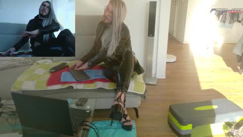 Snapshot of gingerpink1911 chatting on 12/17/25, 12:11 GingerPink online show from 12/17/25, 12:11