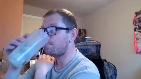 Snapshot of ginwood chatting on 12/16/25, 09:47 ginwood online show from 12/16/25, 09:47