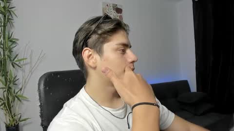 Snapshot of gio_russo chatting on 12/24/24, 09:00 GioRusso online show from 12/24/24, 09:00