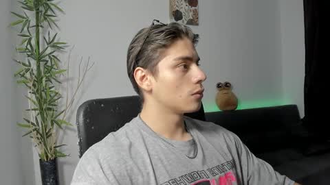 Snapshot of gio_russo chatting on 12/31/24, 02:19 GioRusso online show from 12/31/24, 02:19