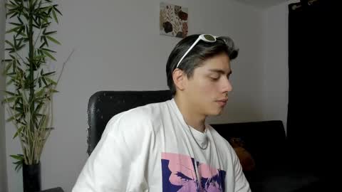 Snapshot of gio_russo chatting on 02/18/25, 05:53 GioRusso online show from 02/18/25, 05:53