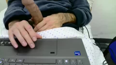 Snapshot of giovet chatting on 10/24/25, 08:38 giovet online show from 10/24/25, 08:38