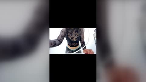 Snapshot of girl433 chatting on 12/19/25, 01:07 girl433 online show from 12/19/25, 01:07