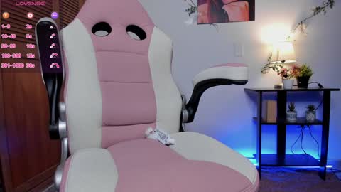 Snapshot of girl_dollx chatting on 12/01/24, 05:02 Bri online show from 12/01/24, 05:02