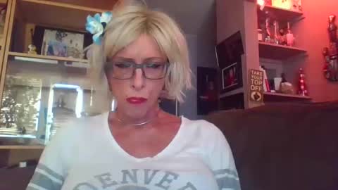 Snapshot of girlinrock chatting on 09/21/25, 12:34 Girlinrock online show from 09/21/25, 12:34