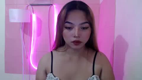 Snapshot of girlthatuneedxxx chatting on 03/01/25, 04:04 Rhaine online show from 03/01/25, 04:04