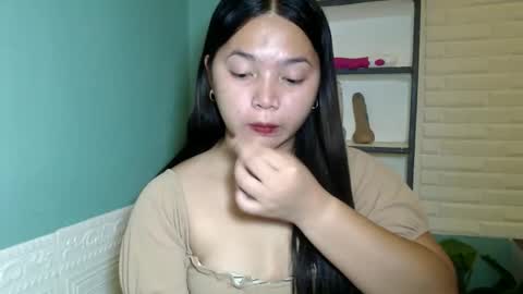 Snapshot of girlthatuneedxxx chatting on 12/19/25, 07:54 Rhaine online show from 12/19/25, 07:54