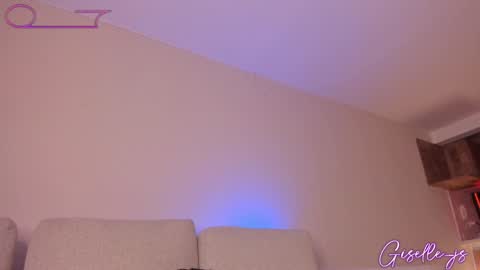 Instagram gisellee  22  online show from 01/14/26, 03:56