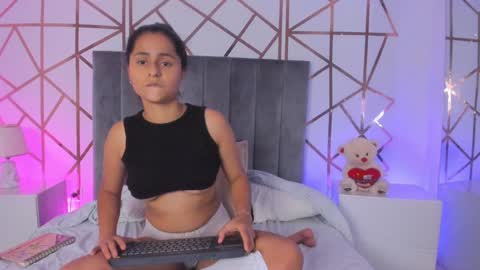 Snapshot of giselle_roldan chatting on 02/07/25, 05:51 GISELLE ROLDAN online show from 02/07/25, 05:51