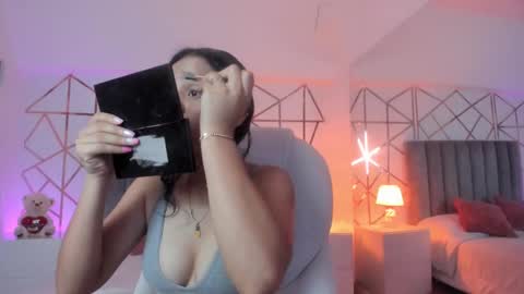 Snapshot of giselle_roldan chatting on 02/26/25, 12:03 GISELLE ROLDAN online show from 02/26/25, 12:03