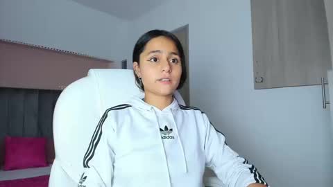 Snapshot of giselle_roldan chatting on 09/13/25, 04:01 GISELLE ROLDAN online show from 09/13/25, 04:01