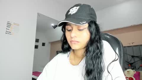 Snapshot of giselle_roldan chatting on 10/16/25, 04:13 GISELLE ROLDAN online show from 10/16/25, 04:13