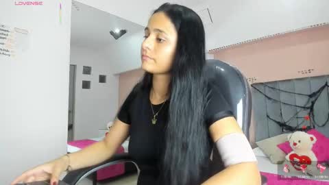 Snapshot of giselle_roldan chatting on 10/23/25, 05:29 GISELLE ROLDAN online show from 10/23/25, 05:29