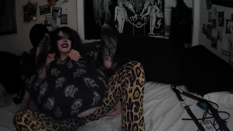 Snapshot of gl00my_gh0ul chatting on 12/17/25, 03:56 Gloomy online show from 12/17/25, 03:56