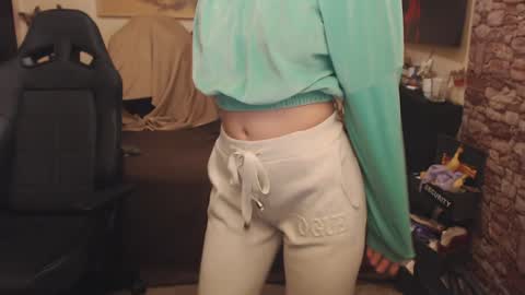 Snapshot of glamourhottie chatting on 12/13/24, 10:41 Glamourhottie online show from 12/13/24, 10:41