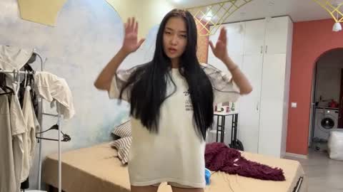 Mia online show from 04/12/26, 11:04