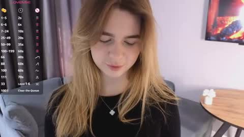 Snapshot of gloriacox_ chatting on 04/15/26, 10:11 Mia online show from 04/15/26, 10:11