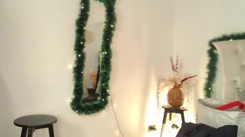 Snapshot of glory_shine chatting on 12/18/25, 12:33 Glory online show from 12/18/25, 12:33