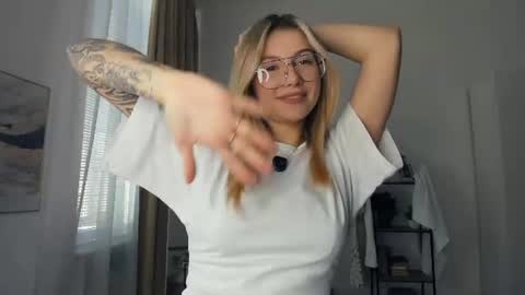 Snapshot of glossybabe_ chatting on 06/21/26, 08:17 Cherry online show from 06/21/26, 08:17