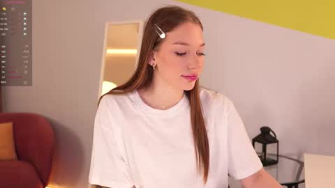 Snapshot of glowwww_ chatting on 11/04/25, 04:17 Eloise online show from 11/04/25, 04:17