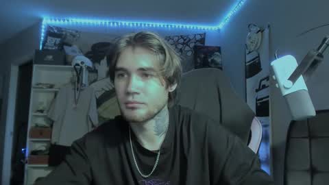 Snapshot of go_v_cs chatting on 10/17/25, 10:12 NPC online show from 10/17/25, 10:12