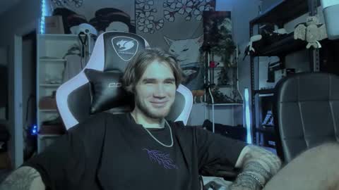 Snapshot of go_v_cs chatting on 10/22/25, 07:46 NPC online show from 10/22/25, 07:46