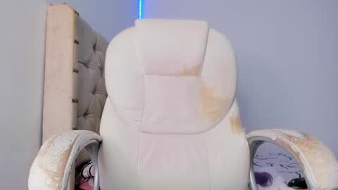 Snapshot of goddess_ariluz chatting on 02/21/25, 10:15 Ariluz online show from 02/21/25, 10:15