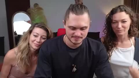 Snapshot of goddess_marylin chatting on 12/04/24, 02:31 330 UTC2 girls online show from 12/04/24, 02:31