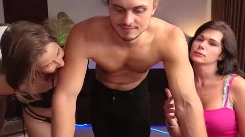 Snapshot of goddess_marylin chatting on 12/05/24, 06:21 330 UTC2 girls online show from 12/05/24, 06:21