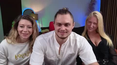 Snapshot of goddess_marylin chatting on 12/07/24, 03:14 330 UTC2 girls online show from 12/07/24, 03:14